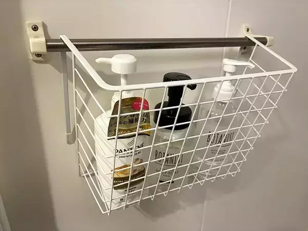 「ダイソーの220円収納グッズが便利！　バスケット1つで、家中のデッドスペースを有効活用できた」の画像