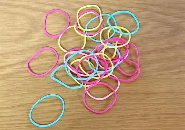 「まな板の両端に『輪ゴム』をつけたらストレス解消　調理がスムーズになる裏ワザ」の画像