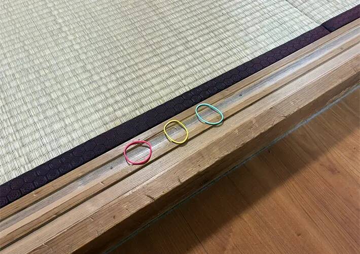 まな板の両端に『輪ゴム』をつけたらストレス解消　調理がスムーズになる裏ワザ