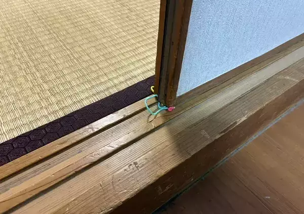 「まな板の両端に『輪ゴム』をつけたらストレス解消　調理がスムーズになる裏ワザ」の画像