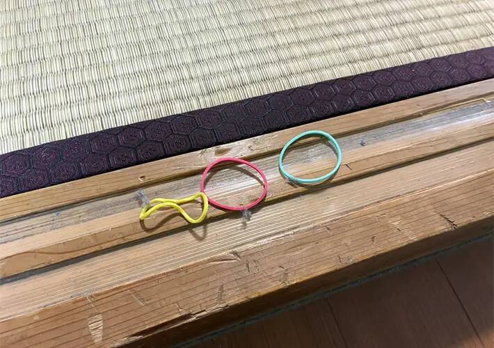 まな板の両端に『輪ゴム』をつけたらストレス解消　調理がスムーズになる裏ワザ