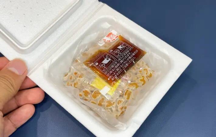 いつもの納豆に『大さじ1杯』入れたのは？　ミツカンの提案に「想像と全然違った」「クリーミーでおいしい」