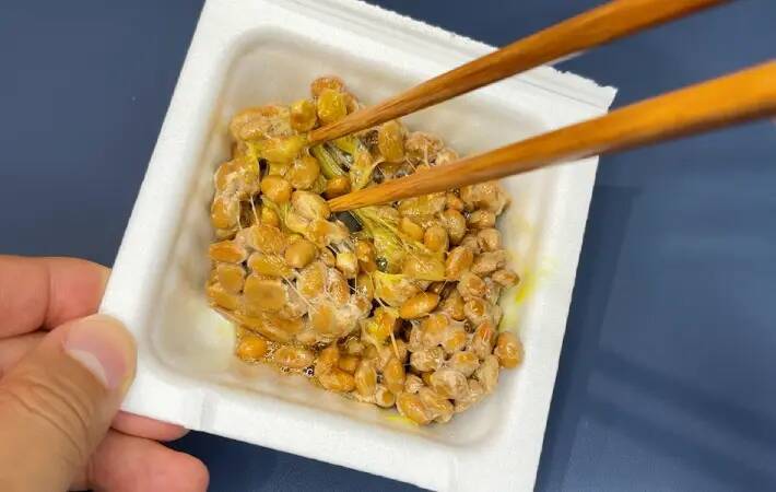 いつもの納豆に『大さじ1杯』入れたのは？　ミツカンの提案に「想像と全然違った」「クリーミーでおいしい」
