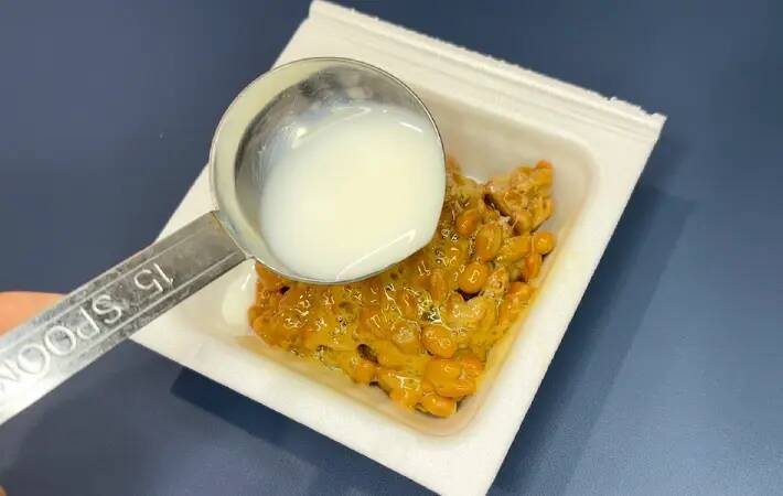 いつもの納豆に『大さじ1杯』入れたのは？　ミツカンの提案に「想像と全然違った」「クリーミーでおいしい」