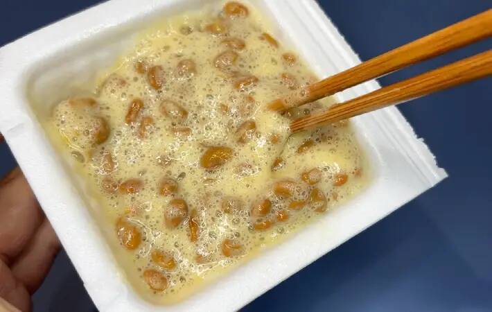 いつもの納豆に『大さじ1杯』入れたのは？　ミツカンの提案に「想像と全然違った」「クリーミーでおいしい」