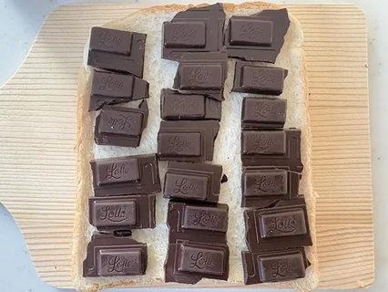 食パンに板チョコをのせてから…　甘じょっぱさがクセになる！【トーストレシピ】