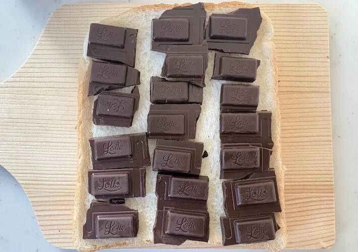 食パンに板チョコをのせてから…　甘じょっぱさがクセになる！【トーストレシピ】