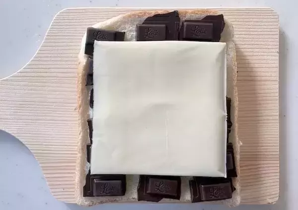 「食パンに板チョコをのせてから…　甘じょっぱさがクセになる！【トーストレシピ】」の画像