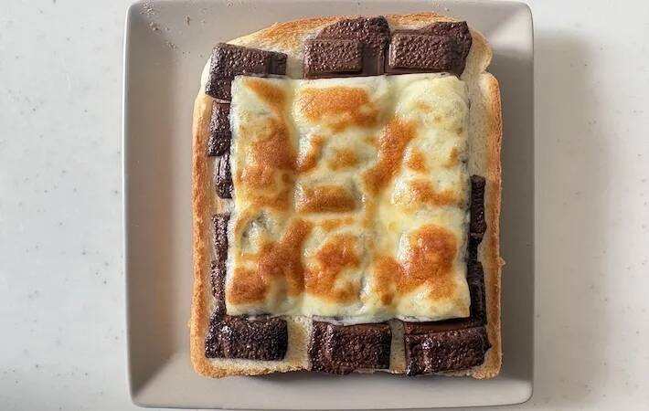 食パンに板チョコをのせてから…　甘じょっぱさがクセになる！【トーストレシピ】
