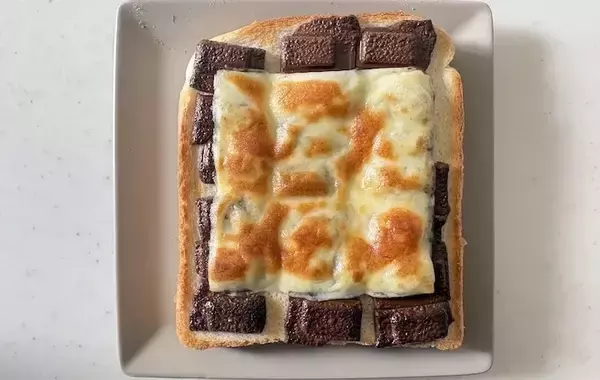 「食パンに板チョコをのせてから…　甘じょっぱさがクセになる！【トーストレシピ】」の画像