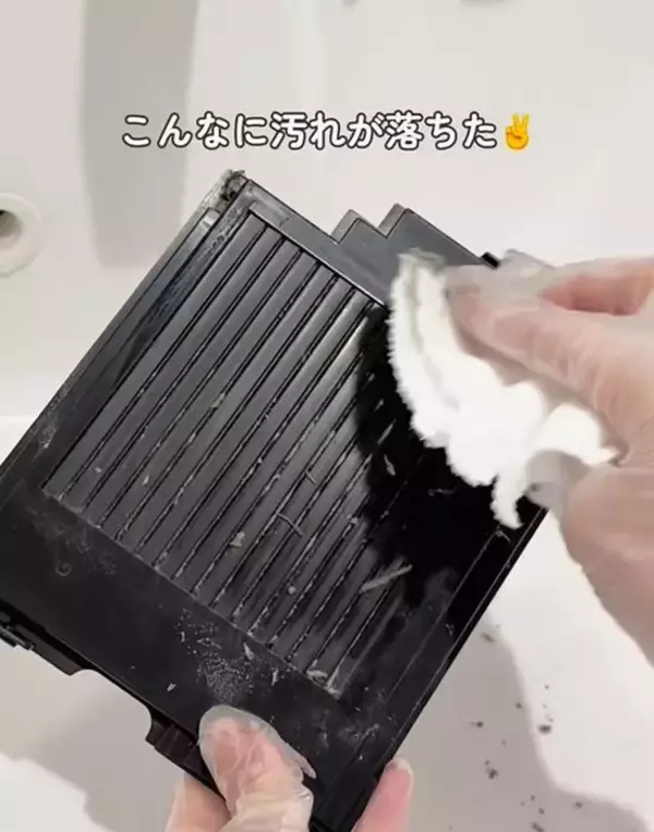 「掃除しないと機能が低下？　換気扇の中に『まさかの汚れ』」の画像