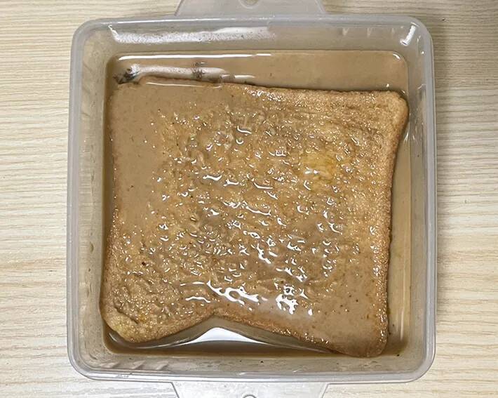 牛乳と卵に混ぜたのは…　大さじ1杯の調味料で『フレンチトースト』が激変！