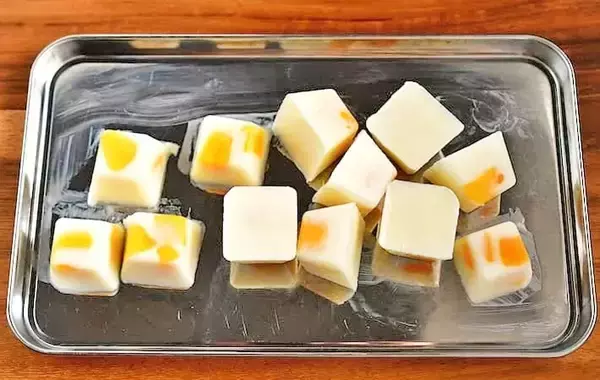 「製氷皿にヨーグルトを流して…　できた簡単おやつに「一口で大満足」「夏にピッタリ」【管理栄養士】」の画像
