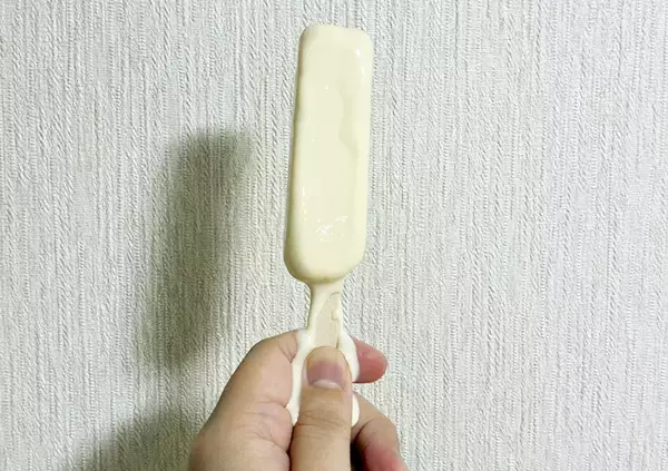 「アイスがすぐ溶けて、手がベトベト…　『おかずカップ』を使う裏技に「外出先でも役立つ！」」の画像