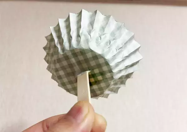 「アイスがすぐ溶けて、手がベトベト…　『おかずカップ』を使う裏技に「外出先でも役立つ！」」の画像