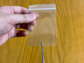 ミニジップ袋の『下側』を少し切るだけでOK　歯ブラシの持ち運びで助かる荷造り術