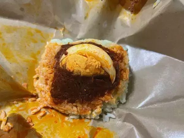 「紙に包まれた『朝ご飯』を開けてみると？「１６０円でお腹いっぱい」」の画像