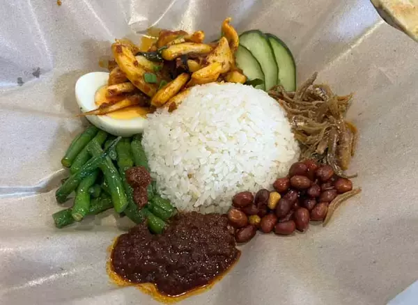 「紙に包まれた『朝ご飯』を開けてみると？「１６０円でお腹いっぱい」」の画像