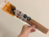 「玄関ドアに『配線カバー』を貼るだけ！　110円で作れる『浮かせる収納』が便利すぎる」の画像1