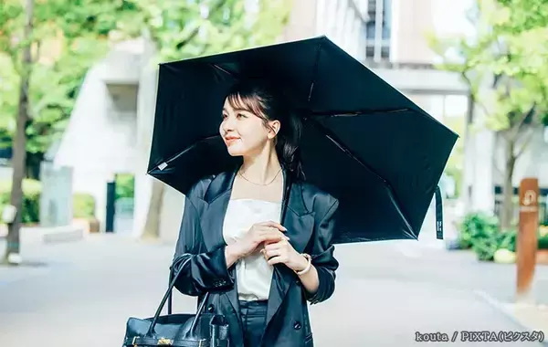 「“UVカット”の罠…　プロが教える、絶対に日焼けしたくない人の日傘選び」の画像