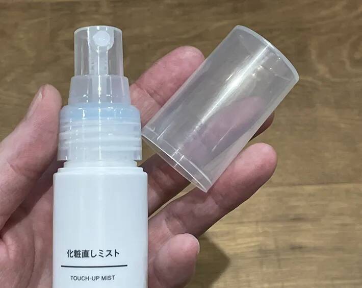 細かな化粧水を噴射！　無印良品の『化粧直しミスト』に「ポーチにあると心強い」「きれいに直せた」