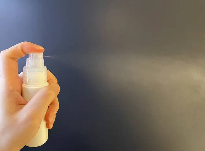 細かな化粧水を噴射！　無印良品の『化粧直しミスト』に「ポーチにあると心強い」「きれいに直せた」