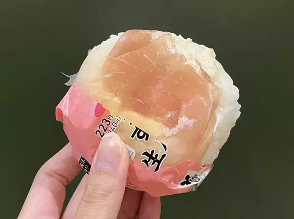 「【ファミマ新作】カービィの“すいこみ”をおにぎりで再現！？　実際に食べてみた」の画像