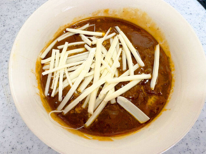 レトルトカレーの意外なアレンジ法　材料2つをレンジで温めるだけで「コク深い」「食べ応え抜群！」
