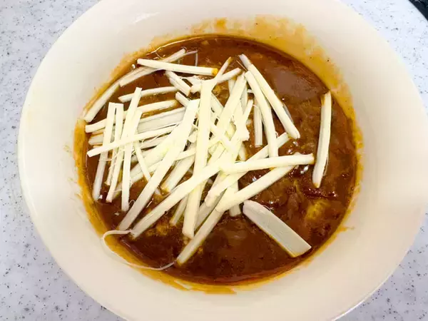 「レトルトカレーの意外なアレンジ法　材料2つをレンジで温めるだけで「コク深い」「食べ応え抜群！」」の画像