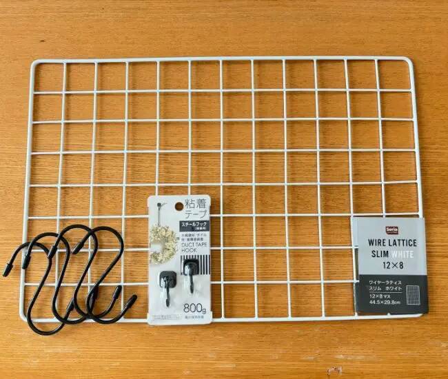 100均ワイヤーネットを壁に貼っただけ　収納不足だった家が「広々と使えた！」