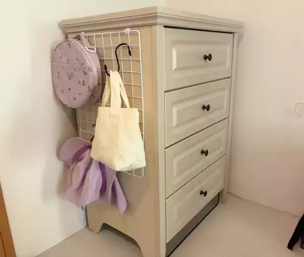 「100均ワイヤーネットを壁に貼っただけ　収納不足だった家が「広々と使えた！」」の画像