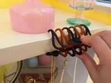 「棚に『ヘアクリップ』を挟むと…　収納の裏ワザに「身支度がスムーズ」」の画像1