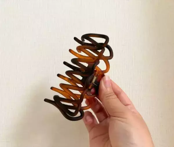 「棚に『ヘアクリップ』を挟むと…　収納の裏ワザに「身支度がスムーズ」」の画像