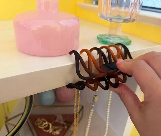 棚に『ヘアクリップ』を挟むと…　収納の裏ワザに「身支度がスムーズ」