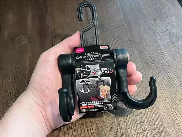 「「これ、家でも使えるじゃん！」　ダイソーの『たためるカーフック』を試してみた」の画像