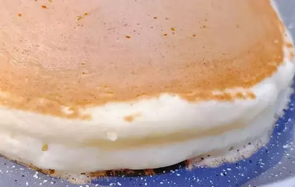 「同じ材料なのに『＋0.5cm』もふんわりした！　森永のコツで「自宅のホットケーキ」がここまで変わる」の画像