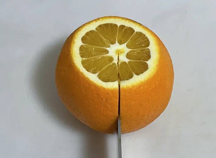 ちまちま切るのはもうやめた！　オレンジがパカッと開く切り方がこちら