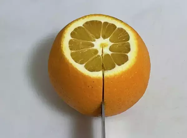 「ちまちま切るのはもうやめた！　オレンジがパカッと開く切り方がこちら」の画像