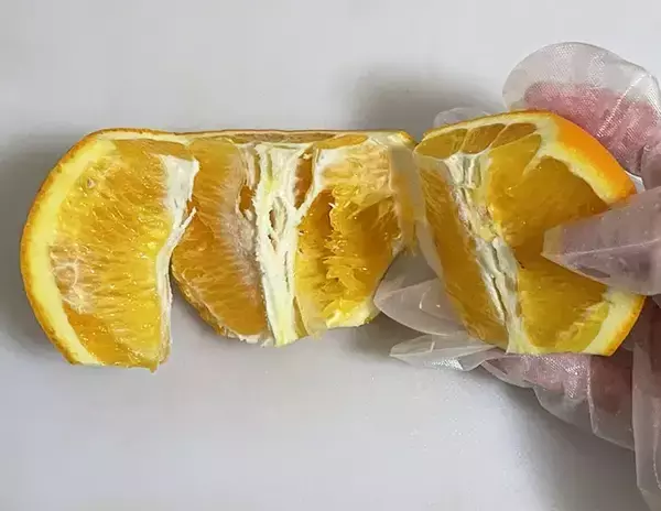 「ちまちま切るのはもうやめた！　オレンジがパカッと開く切り方がこちら」の画像