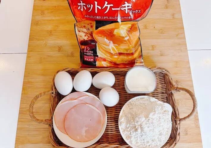 その発想はなかった！　ホットケーキとハムエッグを一気に作る『時短レシピ』