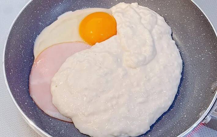 その発想はなかった！　ホットケーキとハムエッグを一気に作る『時短レシピ』