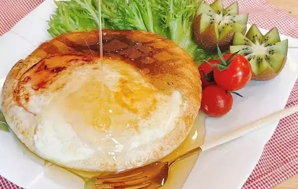 「その発想はなかった！　ホットケーキとハムエッグを一気に作る『時短レシピ』」の画像