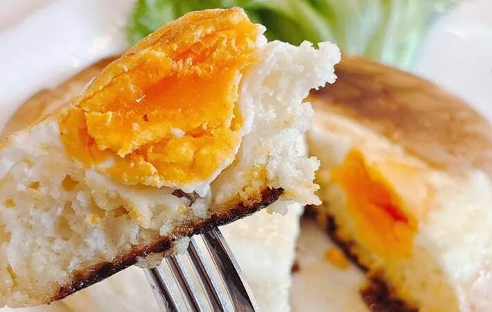 その発想はなかった！　ホットケーキとハムエッグを一気に作る『時短レシピ』