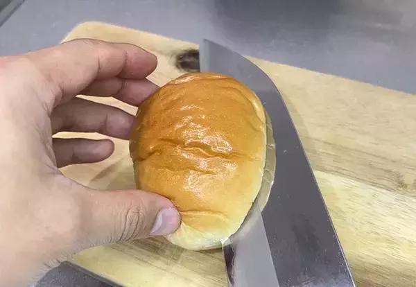「ロールパン、潰して焼いて！　カフェ風になる食べ方が最高だった」の画像