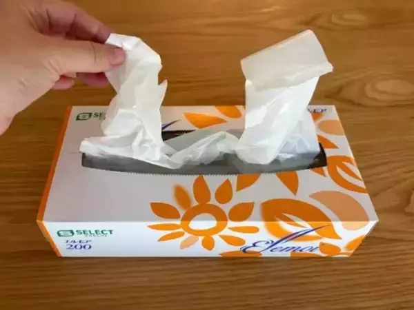 ティッシュの空き箱にビニール袋を連結させると…　ティッシュみたいに取り出せる収納に「試して感動」