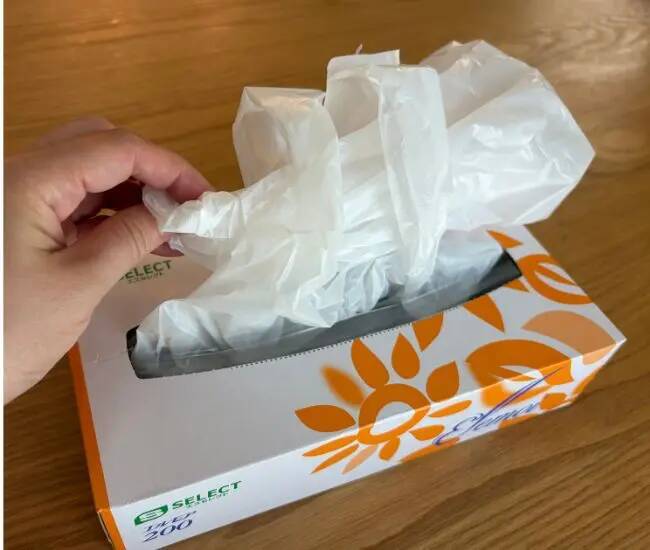 ティッシュの空き箱にビニール袋を連結させると…　ティッシュみたいに取り出せる収納に「試して感動」