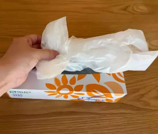 「ティッシュの空き箱にビニール袋を連結させると…　ティッシュみたいに取り出せる収納に「試して感動」」の画像