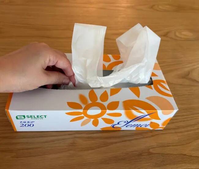 ティッシュの空き箱にビニール袋を連結させると…　ティッシュみたいに取り出せる収納に「試して感動」