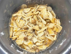 炊飯器に入れる前にやって！　家族が喜ぶ『炒めキノコの炊き込みご飯』の作り方