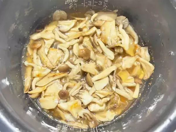 炊飯器に入れる前にやって！　家族が喜ぶ『炒めキノコの炊き込みご飯』の作り方